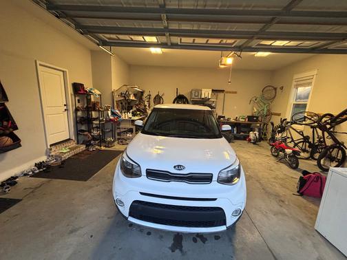 White 2018 Kia Soul +