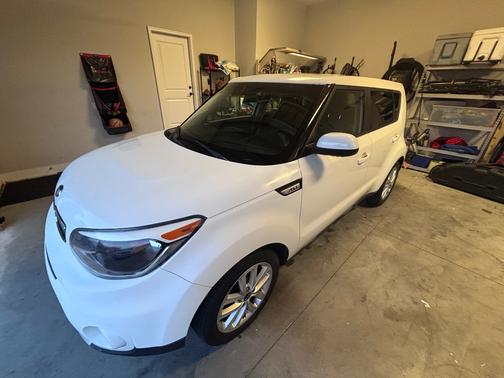 White 2018 Kia Soul +