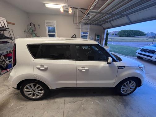 White 2018 Kia Soul +