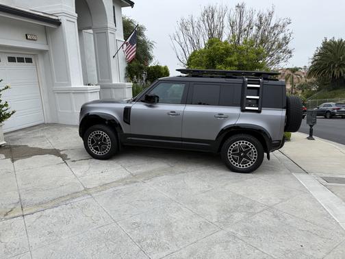 2024 Land Rover Defender 110 P400 X-Dynamic SE