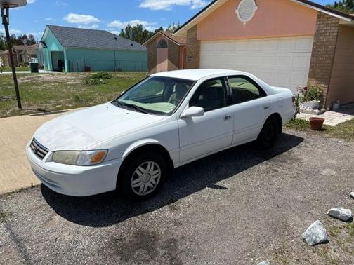 White 2001 Toyota Camry LE