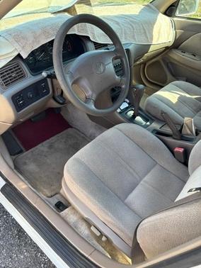 White 2001 Toyota Camry LE