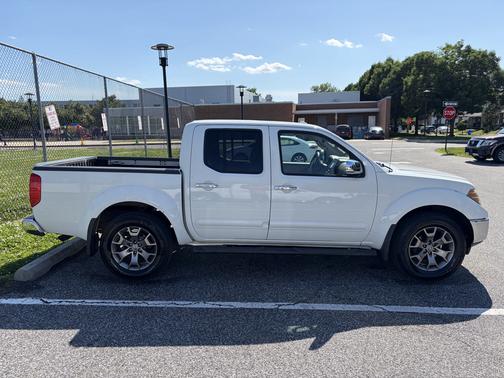 White 2015 Nissan Frontier SL