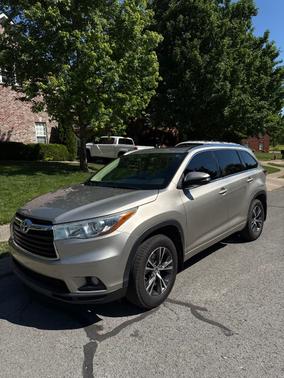 Beige 2016 Toyota Highlander XLE