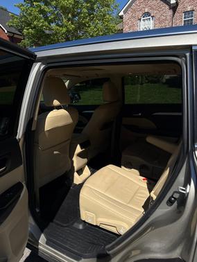 Beige 2016 Toyota Highlander XLE