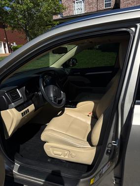 Beige 2016 Toyota Highlander XLE