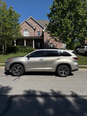 Beige 2016 Toyota Highlander XLE