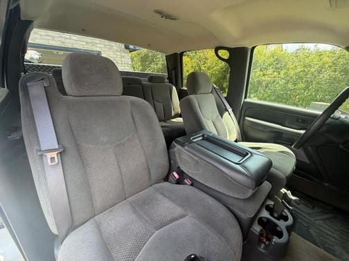 White 2004 Chevrolet Silverado 2500 LS H/D Crew Cab
