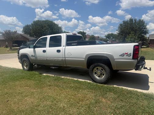White 2004 Chevrolet Silverado 2500 LS H/D Crew Cab