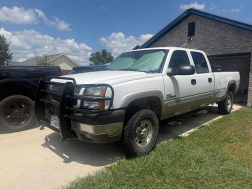 White 2004 Chevrolet Silverado 2500 LS H/D Crew Cab
