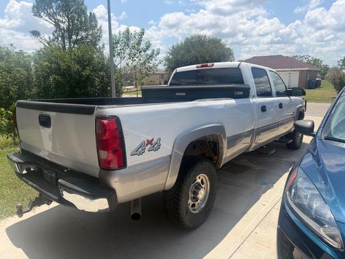 White 2004 Chevrolet Silverado 2500 LS H/D Crew Cab