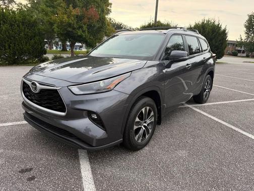 Black 2024 Toyota Highlander XLE