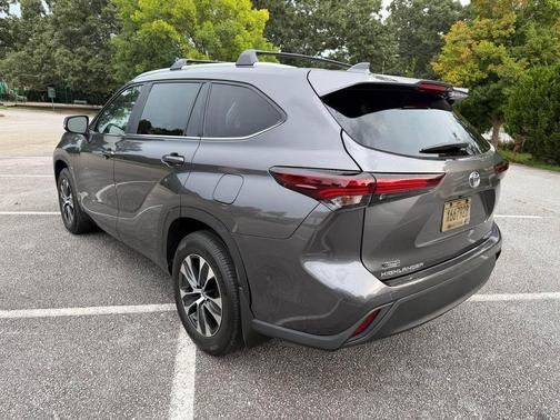 Black 2024 Toyota Highlander XLE