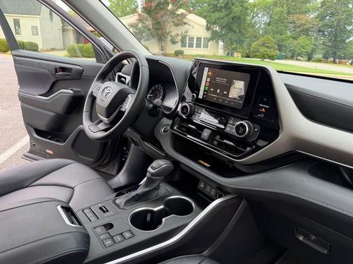 Black 2024 Toyota Highlander XLE