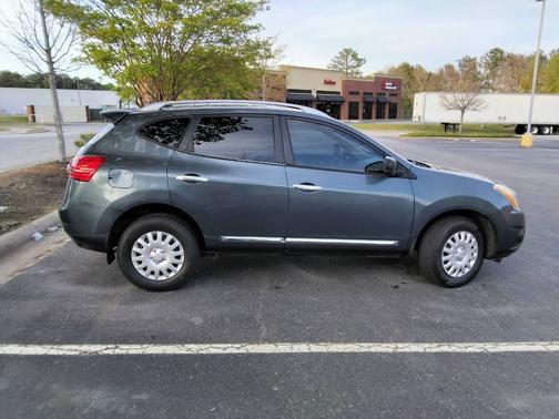 Green 2015 Nissan Rogue Select S