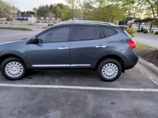 Green 2015 Nissan Rogue Select S