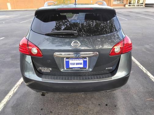 Green 2015 Nissan Rogue Select S