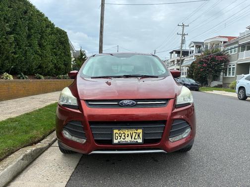 Red 2014 Ford Escape SE