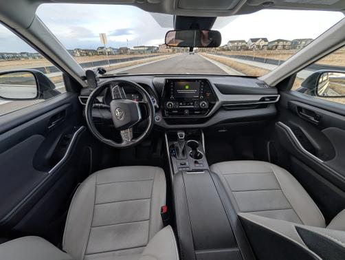 Silver 2021 Toyota Highlander LE