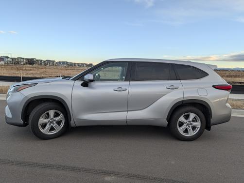 Silver 2021 Toyota Highlander LE