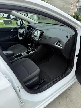 White 2018 Chevrolet Cruze LT