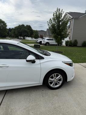 White 2018 Chevrolet Cruze LT