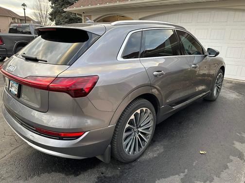 2019 Audi e-tron Prestige