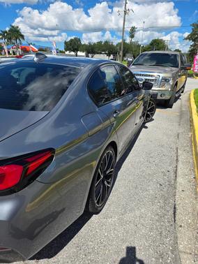 Beige 2022 BMW 530 i