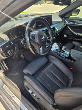 Beige 2022 BMW 530 i