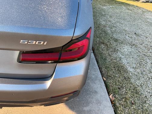 Beige 2022 BMW 530 i
