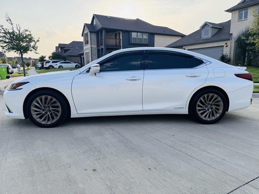 2019 Lexus ES 300h Ultra Luxury
