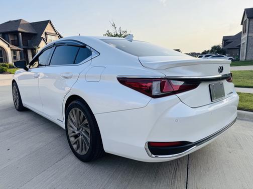 2019 Lexus ES 300h Ultra Luxury