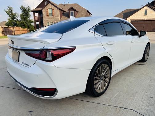 2019 Lexus ES 300h Ultra Luxury