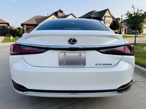 2019 Lexus ES 300h Ultra Luxury