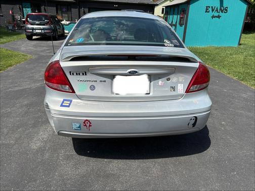 Silver 2006 Ford Taurus SE