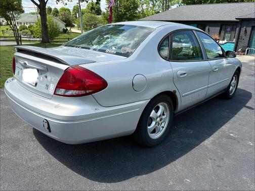 Silver 2006 Ford Taurus SE