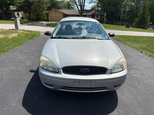 Silver 2006 Ford Taurus SE