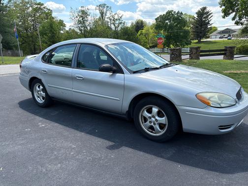 Silver 2006 Ford Taurus SE
