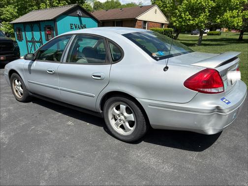 Silver 2006 Ford Taurus SE