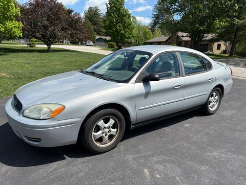 Silver 2006 Ford Taurus SE