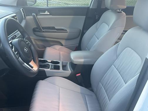 White 2021 Kia Sportage LX