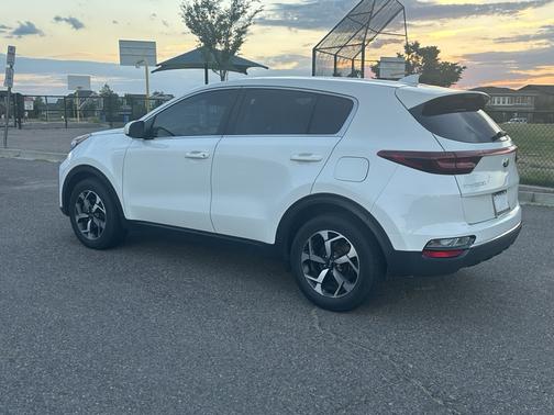 White 2021 Kia Sportage LX