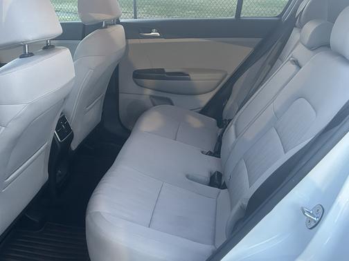 White 2021 Kia Sportage LX