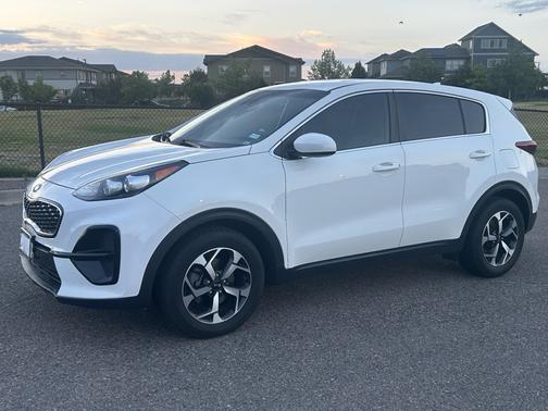 White 2021 Kia Sportage LX
