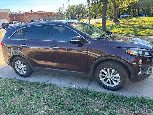 Red 2016 Kia Sorento LX