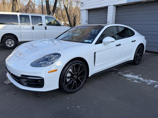2022 Porsche Panamera 4 Platinum Edition