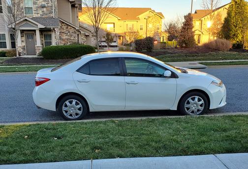 White 2014 Toyota Corolla LE