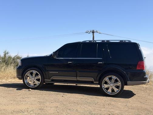 Black 2004 Lincoln Navigator Base