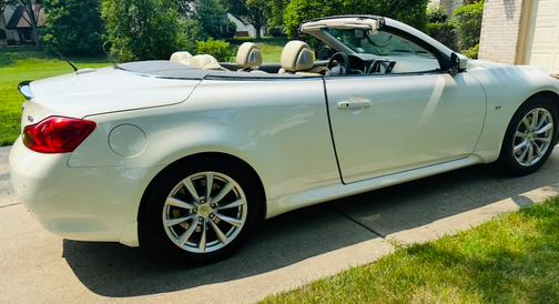 2015 INFINITI Q60 Base