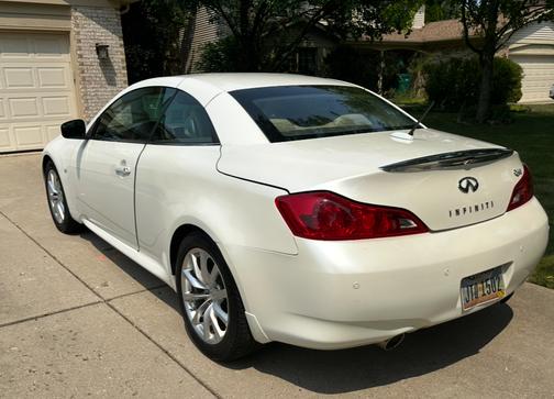 2015 INFINITI Q60 Base